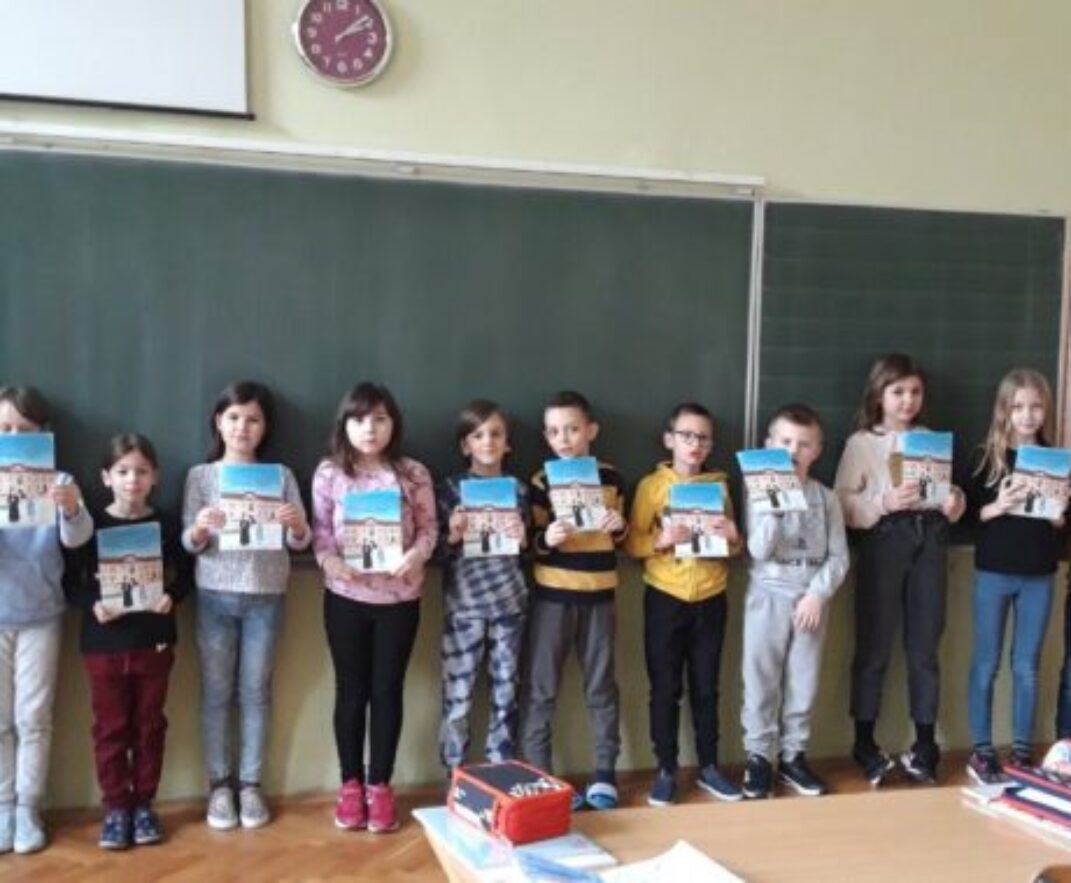 Slikovnica „Majka Amadeja“ u školskim klupama