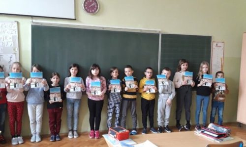 Slikovnica „Majka Amadeja“ u školskim klupama