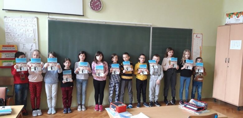 Trenutno pregledavate Slikovnica „Majka Amadeja“ u školskim klupama