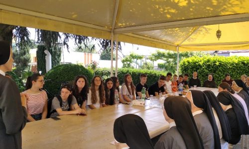 Učenici osmih razreda posjetili starije sestre u samostanu