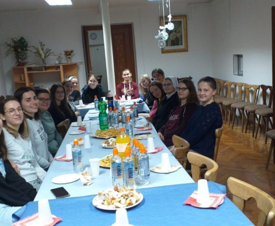 Čestitanje Božića studenticama na Vrhovcu