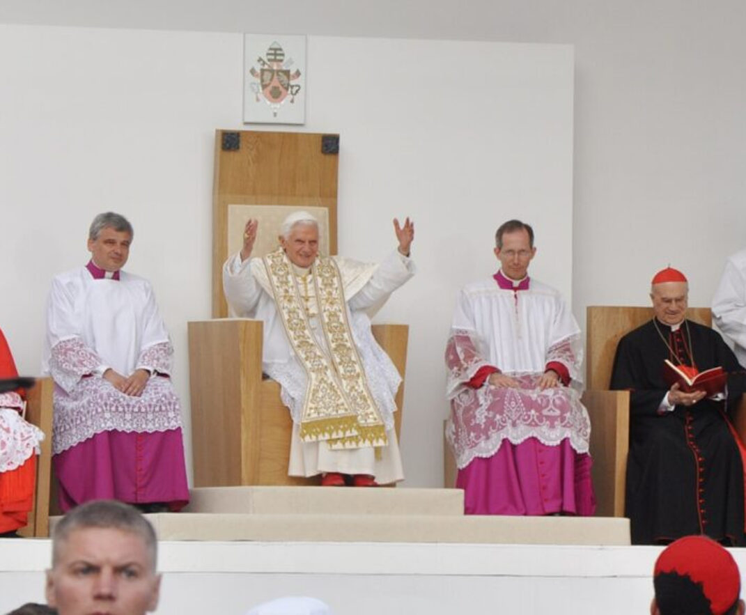 Okružnica nadbiskupa Đure Hranića u povodu smrti pape Benedikta XVI.