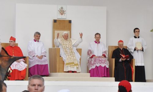 Okružnica nadbiskupa Đure Hranića u povodu smrti pape Benedikta XVI.