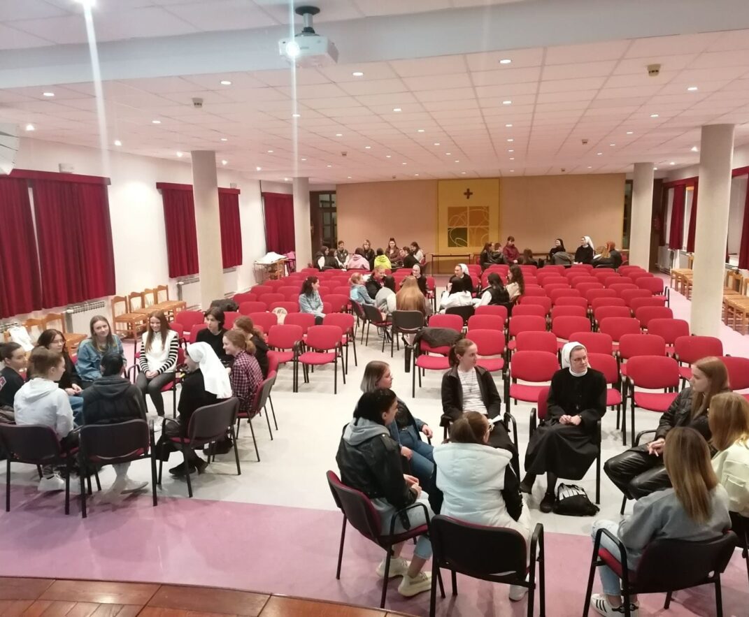 Susret s djevojkama 2. razreda u pripremi za krizmu
