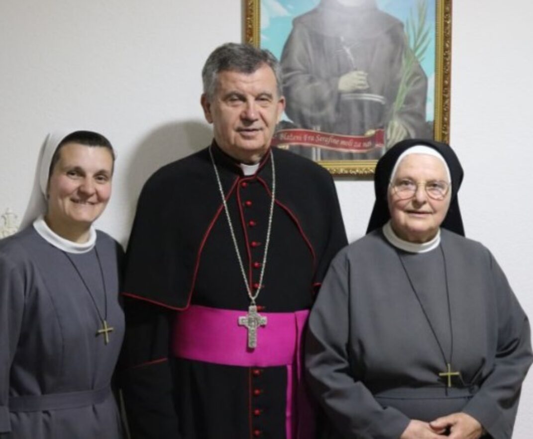 Nadbiskup Vukšić pohodio župu Janjevo na Kosovu