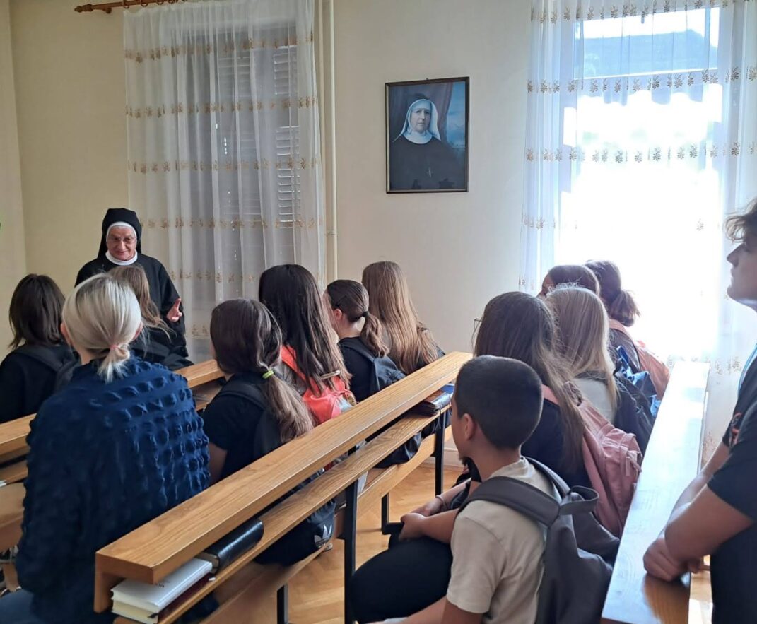 Zajednicu Milosrdnih sestara svetoga Križa u Vinkovcima posjetili učenici 8. razreda