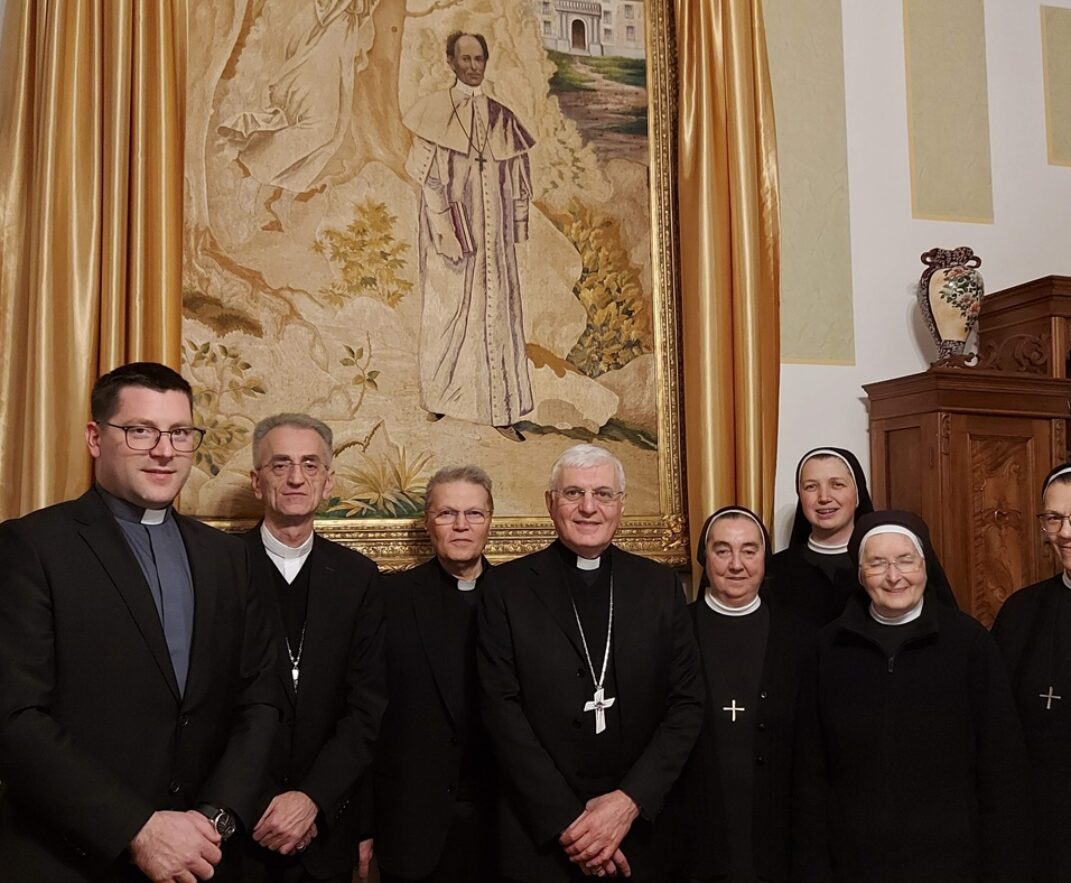 Pohod apostolskoga nuncija mons. Santa Rocca Gangemija samostanu u Đakovu