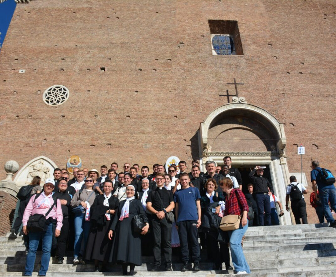 Papa Lav XIV. susreo se s hrvatskim hodočasnicima na Trgu sv. Petra