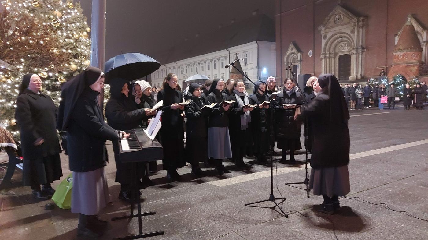 Trenutno pregledavate Nadbiskup Hranić zapalio četvrtu adventsku svijeću u Đakovu