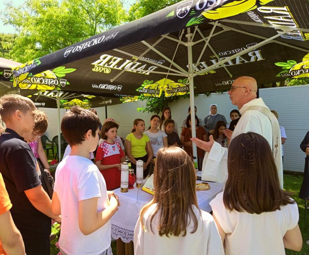 Ministranti i učenici OŠ Vijenac u posjetu Milosrdnim sestrama sv. Križa u Novakima Bizovačkim